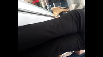 Culo en centro comercial pelo lizo