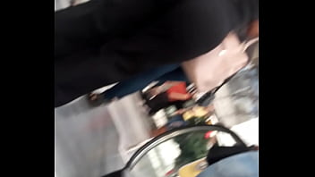 Culo en centro comercial pelo lizo