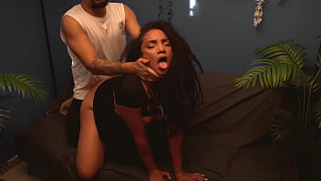 Mi novia ninfomana invita a su amiga a casa me follo a su amiga antes de que se de cuenta