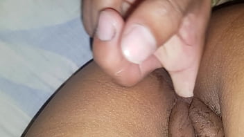 Chupandole la concha a mi esposa y unas metidas de dedo