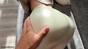 Какой красивый вид когда в этих леггинсах появляется дырка Теперь ты можешь засунуть туда свой член