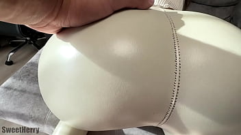 Какой красивый вид когда в этих леггинсах появляется дырка Теперь ты можешь засунуть туда свой член