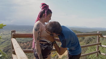 Me follo a una influencer frente al mirador