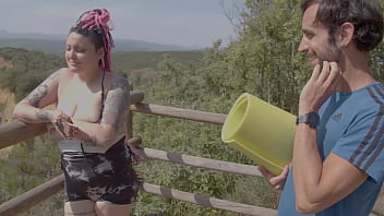 Me follo a una influencer frente al mirador