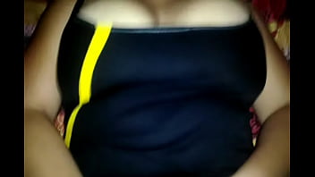 Mi esposa se toca mientras la cojo