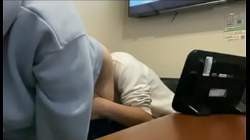 みんなには内緒で付き合ってるカップルは隠れて愛を育みます