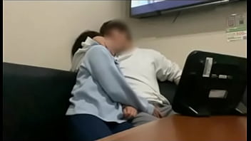 みんなには内緒で付き合ってるカップルは隠れて愛を育みます