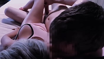 Hacer el amor con una linda muñeca sexual