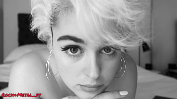 Stefania ferrario calentoneando en la cama