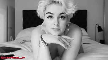 Stefania ferrario calentoneando en la cama Stefania ferrario calentoneando en la cama