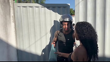 Motoboy gostoso veio fazer uma entrega aqui em casa aproveitei que meu marido não estava seduzi o safado e ele me fudeu com vontade