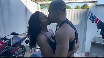 Motoboy gostoso veio fazer uma entrega aqui em casa aproveitei que meu marido não estava seduzi o safado e ele me fudeu com vontade