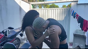 Motoboy gostoso veio fazer uma entrega aqui em casa aproveitei que meu marido não estava seduzi o safado e ele me fudeu com vontade