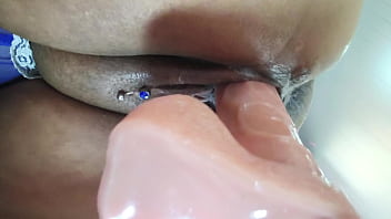 Buceta molhadinha com a rola toda lá dentro até gozar mijando