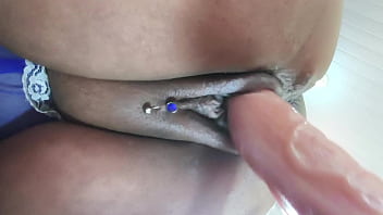 Buceta molhadinha com a rola toda lá dentro até gozar mijando