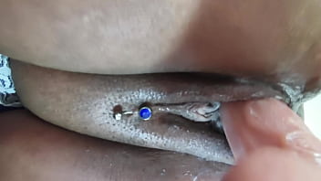 Buceta molhadinha com a rola toda lá dentro até gozar mijando