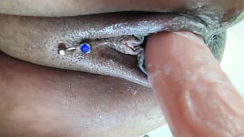 Buceta molhadinha com a rola toda lá dentro até gozar mijando