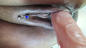 Buceta molhadinha com a rola toda lá dentro até gozar mijando