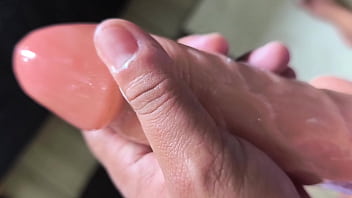 Buceta molhadinha com a rola toda lá dentro até gozar mijando