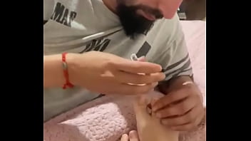 A una reina se la trata como se merece no les gustaria verla hacerme una paja con esos piesitos hernosos