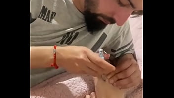 A una reina se la trata como se merece no les gustaria verla hacerme una paja con esos piesitos hernosos