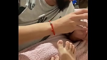 A Una Reina Se La Trata Como Se Merece No Les Gustaria Verla Hacerme Una Paja Con Esos Piesitos Hernosos thumbnail
