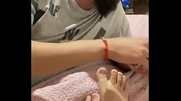 A una reina se la trata como se merece no les gustaria verla hacerme una paja con esos piesitos hernosos