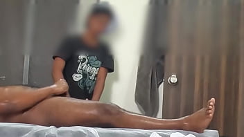 Dick flashing to massage girl