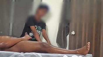 Dick flashing to massage girl