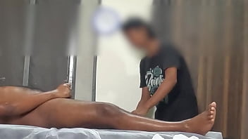 Dick flashing to massage girl