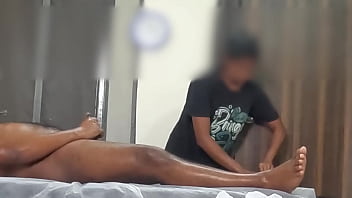 Dick flashing to massage girl