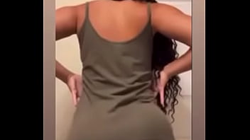 Brittany moviendo su culo