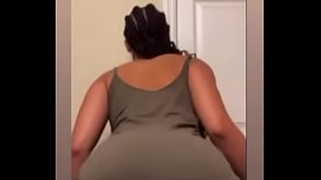 Brittany moviendo su culo