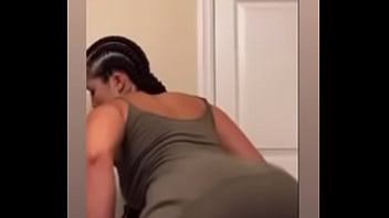 Brittany moviendo su culo