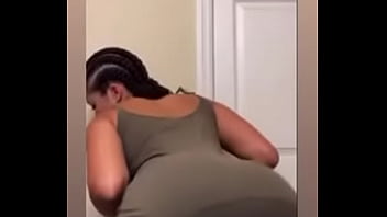 Brittany moviendo su culo