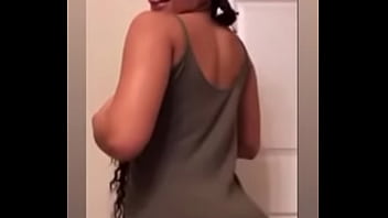 Brittany moviendo su culo