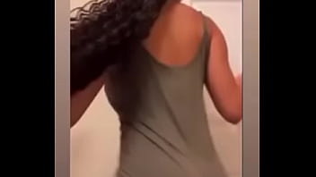 Brittany moviendo su culo