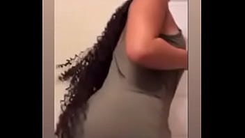 Brittany moviendo su culo