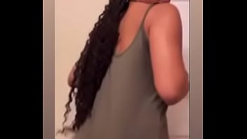 Brittany moviendo su culo