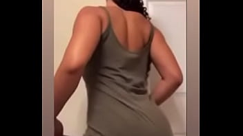 Brittany moviendo su culo