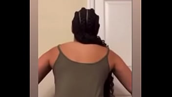 Brittany moviendo su culo