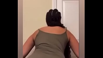 Brittany moviendo su culo