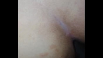 Enchendo o cuzinho de leite