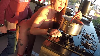 O ensaio sensual na cozinha virou sexo com assistente