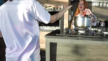 O ensaio sensual na cozinha virou sexo com assistente