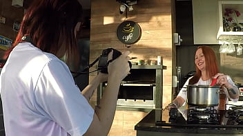 O ensaio sensual na cozinha virou sexo com assistente