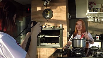 O ensaio sensual na cozinha virou sexo com assistente