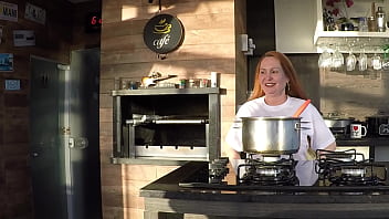 O ensaio sensual na cozinha virou sexo com assistente