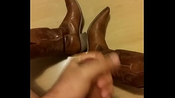 Cowboy Gozando Nas Botas thumbnail