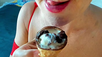 My stepmom is real horny gilf milking my cum in ice cream